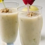Молочный коктейль с яблоком и орехами